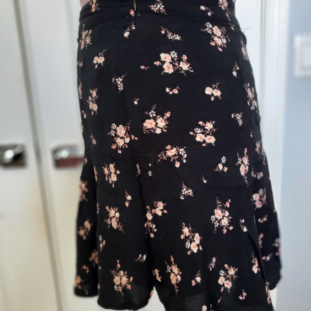 NWOT FLORAL RUFFLE SKORT - Picture 4 of 15